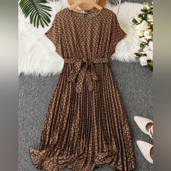 Shein Plus Size A-Line All Over Print Dress with Pleats and Belt Size2XL - Picture 2 of 16